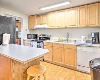 Walkable Sitka Getaway w/ Community Perks! - Sitka - Kitchen