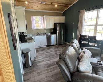 Private Cabin on 90 Acres! - Troy - Living room