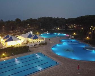 Happy Camp Mobile Homes In Villaggio Cam - Baia Domizia - Piscina