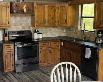 Fish Camp Retreat: relaxing 3-bedroom river house on Bay Minette Creek - Bay Minette - Cocina
