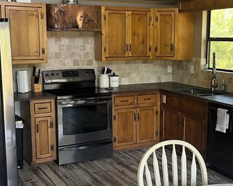 Fish Camp Retreat: relaxing 3-bedroom river house on Bay Minette Creek - Bay Minette - Cocina