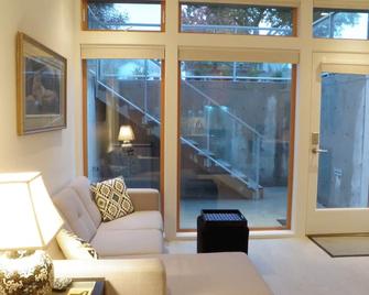 Deluxe Contemporary Garden Suite with 9-foot Ceilings - Vancouver - Sala de estar