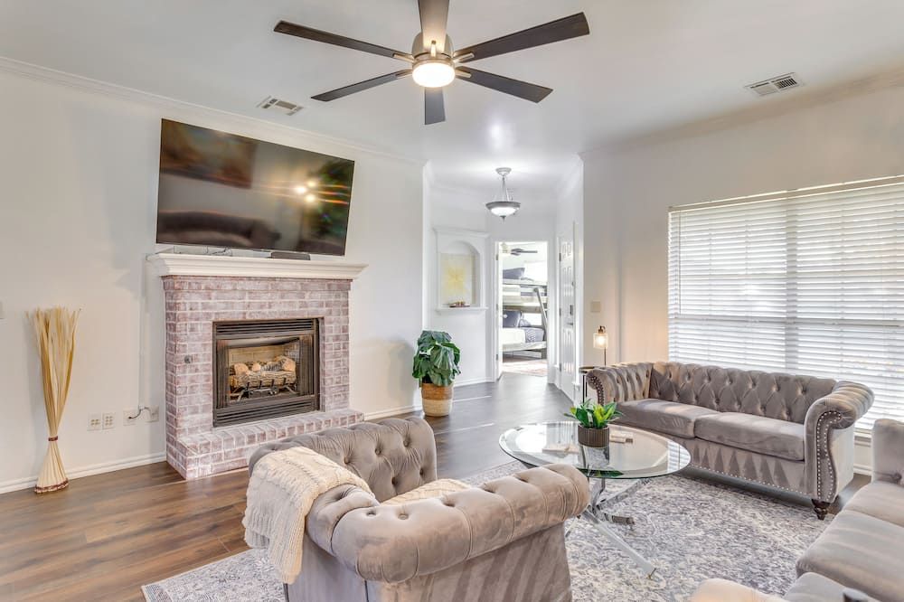 Updated Oklahoma City Home ~ 11 Mi to Bricktown! - Oklahoma City - Living room