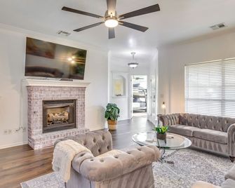 Updated Oklahoma City Home about 11 Mi to Bricktown! - Oklahoma City - Sala de estar