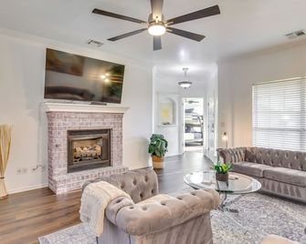 Updated Oklahoma City Home ~ 11 Mi to Bricktown! - Oklahoma City - Living room
