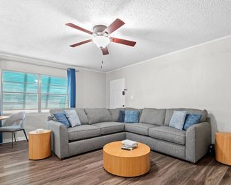 Free Parking - Pool - Bayshore Resort-Style 2bd - Tampa - Living room