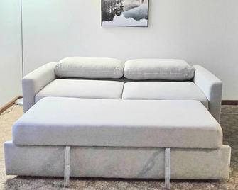 Minutes from Niagara Falls state park, Air Base, Shopping Centers, Universities! - North Tonawanda - Living room