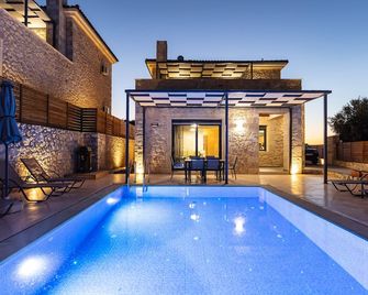 Vera Natura Villas I & II, With Private Pools, Bbq & Playground, By Thinkvilla - Rethymno - Basen
