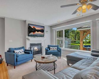 Lake Front Home with Pool and Stunning Views - Annandale - Living room
