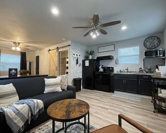 Sauceda Cottage at Wrenwood Ranch, King Bed, Walking Distance to Winery - Johnson City - Living room