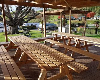 Waitomo Top 10 Holiday Park - Waitomo - Patio