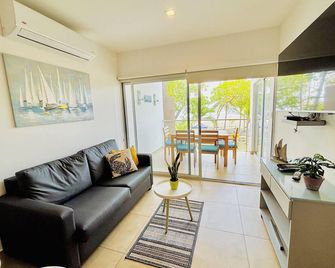 Beachfront Getaway, AC, Pools and Sunset Views - Bejuco - Sala de estar