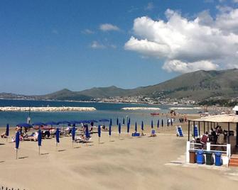 pretty apartment in the Villa Lidia EG on the left, for 4 pers 10min on foot sea - Formia - Spiaggia