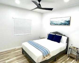 “new” Traveler’s Getaway - Pinellas Park - Bedroom