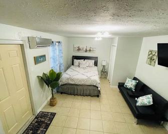 Escape to The Marine – Cozy Studio with a Touch of Nautical Elegance - Tampa - Habitación