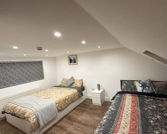 Lovely Hillingdon Family Holiday Home - 6 bedrooms - Denham - Bedroom