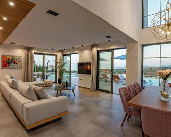 Orizontes Deluxe Residence - Adelianos Kampos - Living room