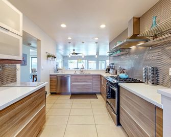 Upscale Home in Classy Indian Wells - Indian Wells - Kitchen