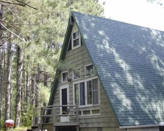 Quiet Pine Getaway, small lake behind, near ATV/Snowmobile trails - Mountain - Edificio