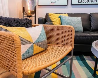 Playful, walkable, and comfortable, just steps from Mass Street. - Lawrence - Olohuone