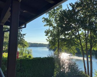 Stunning Estate On the River in a State Park with Pool, Swim Spa Horse Corral. - Canby