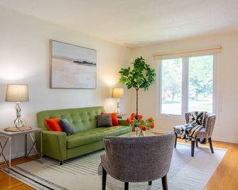 Family Beach Romantic Getaway+park pass+boat dock - Quinte West - Living room