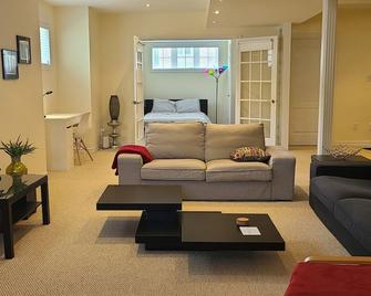 2 Bdrm, Kitchen, Laundry, Weeklymonthly Discount - Richmond Hill - Living room