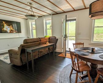 Quiet, Central, Free Level 2 EV charging, Close to I-83/Route 30, Country Vibe - Emigsville - Dining room