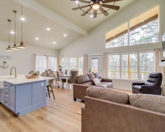 Waterfront Retreat on Greers Ferry Lake with Hot Tub - Heber Springs - Wohnzimmer