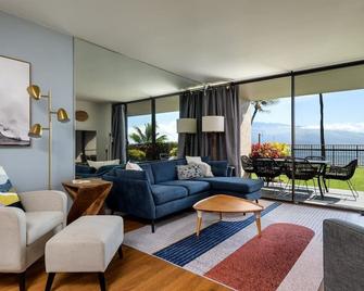 Cozy Oceanfront Retreat - Direct Beach Access - Wailuku - Living room