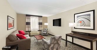 Ramada by Wyndham Des Moines Airport - Des Moines - Living room