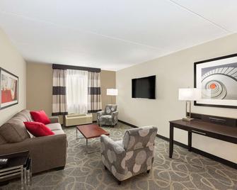 Ramada by Wyndham Des Moines Airport - Des Moines - Living room