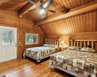 Lost Horse Lodge Double Queen Cabin 16 - Petsok - Darby - Bedroom