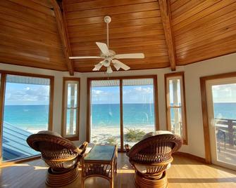 Luxury Secluded Paradise 4BR, 2 1/2BA, Spectacular 360 degree Caribbean views! - Bennett’s Harbour - Living room