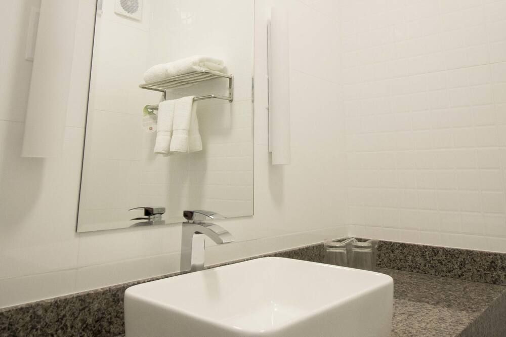 Bathroom view of Tierra Viva Miraflores Mendiburu