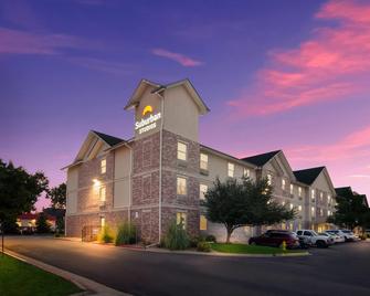 Suburban Studios Denver Central-Arvada - Arvada - Building