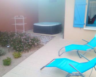 Gîte chaleureux avec jacuzzi - La Bachellerie - Patio