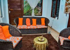 cozy apartment with free parking - Diani Beach - Wohnzimmer
