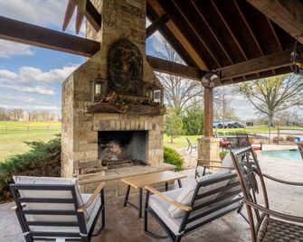 Mom and Dad's Place - Lil Paradise - Sulphur Springs - Patio