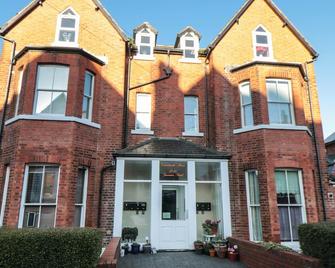 Carisbrooke House, Apartment 6 - Scarborough - Building