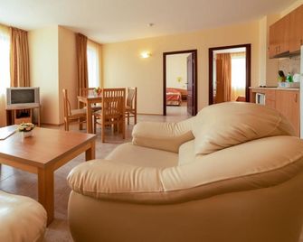 Apartment Tourist Complex Rose Village - Nesebar - Phòng khách