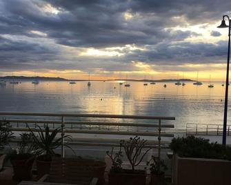 Studio Facing the Sea (20 meters) - very quiet - parking - Hyères - Balkon
