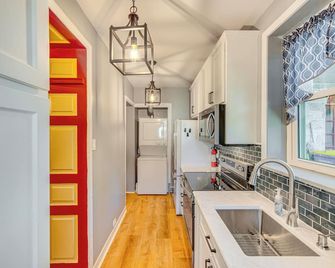 Walk to Creek Mount Joy Home With Peacoc - Mount Joy - Kitchen