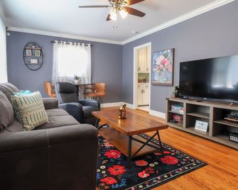 ️ Amelia’s Retreat ️ @ Greensboro ‍️ Close - Greensboro - Living room