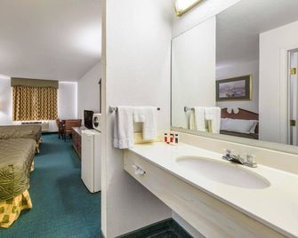 Rodeway Inn Decatur - Decatur - Bedroom