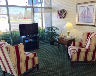 Colony House Motor Lodge - Roanoke - Living room
