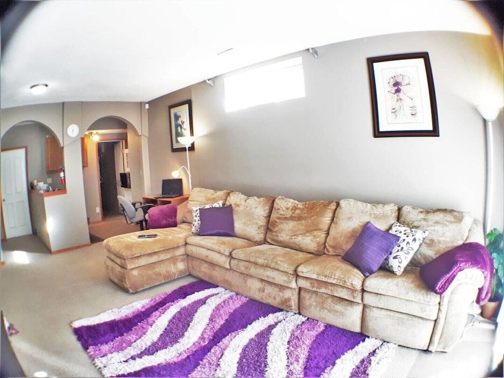 Bright, Welcoming Mountain Escape! Near Downtown! - كالغاري - غرفة معيشة