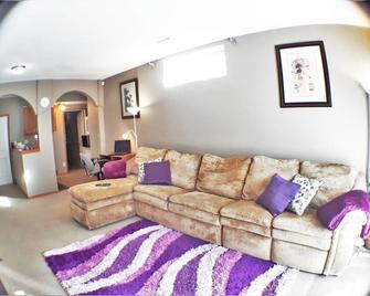 Bright, Welcoming Mountain Escape! Near Downtown! - Calgary - Sala de estar