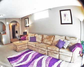 Bright, Welcoming Mountain Escape! Near Downtown! - Calgary - Stue