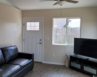 Comfy, independent 1 bedroom guest suite in Orcutt - Santa Maria - Stue